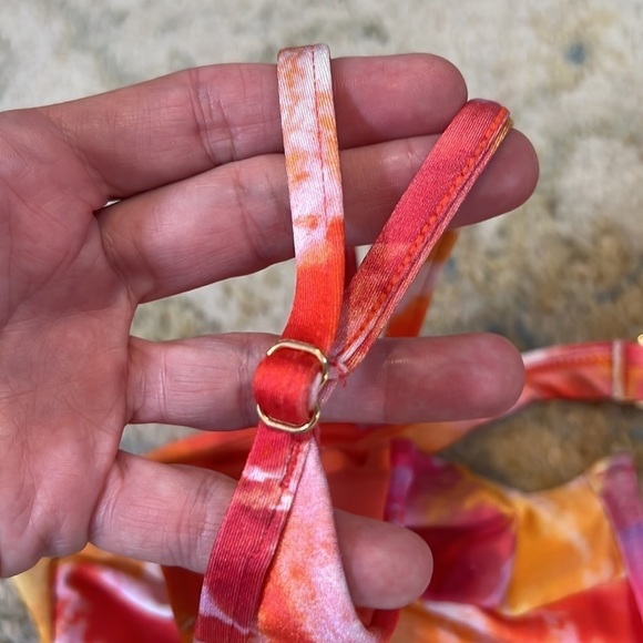 🧡❤️NWT, Rio De Sol in Tiedye Red, Adjustable Straps, Size Large - Picture 3 of 7